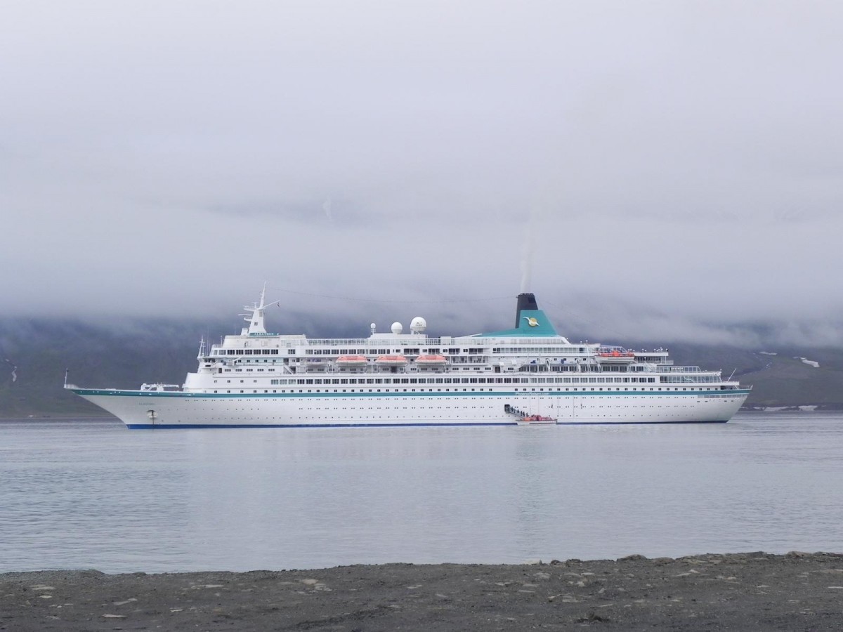 MS Albatros am 05.07.2013 vor Pyramiden/Spitzbergen