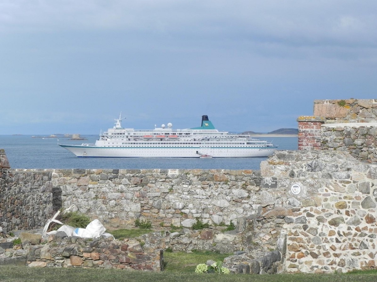 MS Albatros am 16.09.2012 auf Reede vor St Peter Port, Guernsey