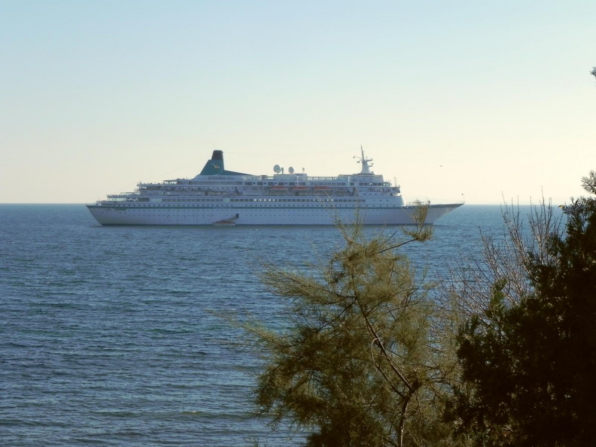 MS Albatros am 20.10.2014 auf Reede vor Nessebar/Bugarien