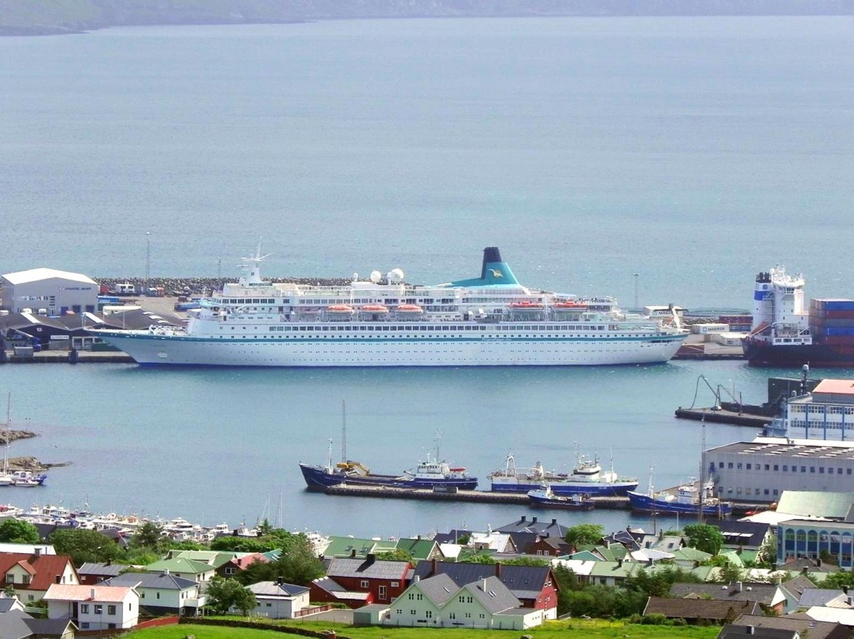 MS Albatros am 29.06.2013 im Hafen von Thorshavn/Färöer