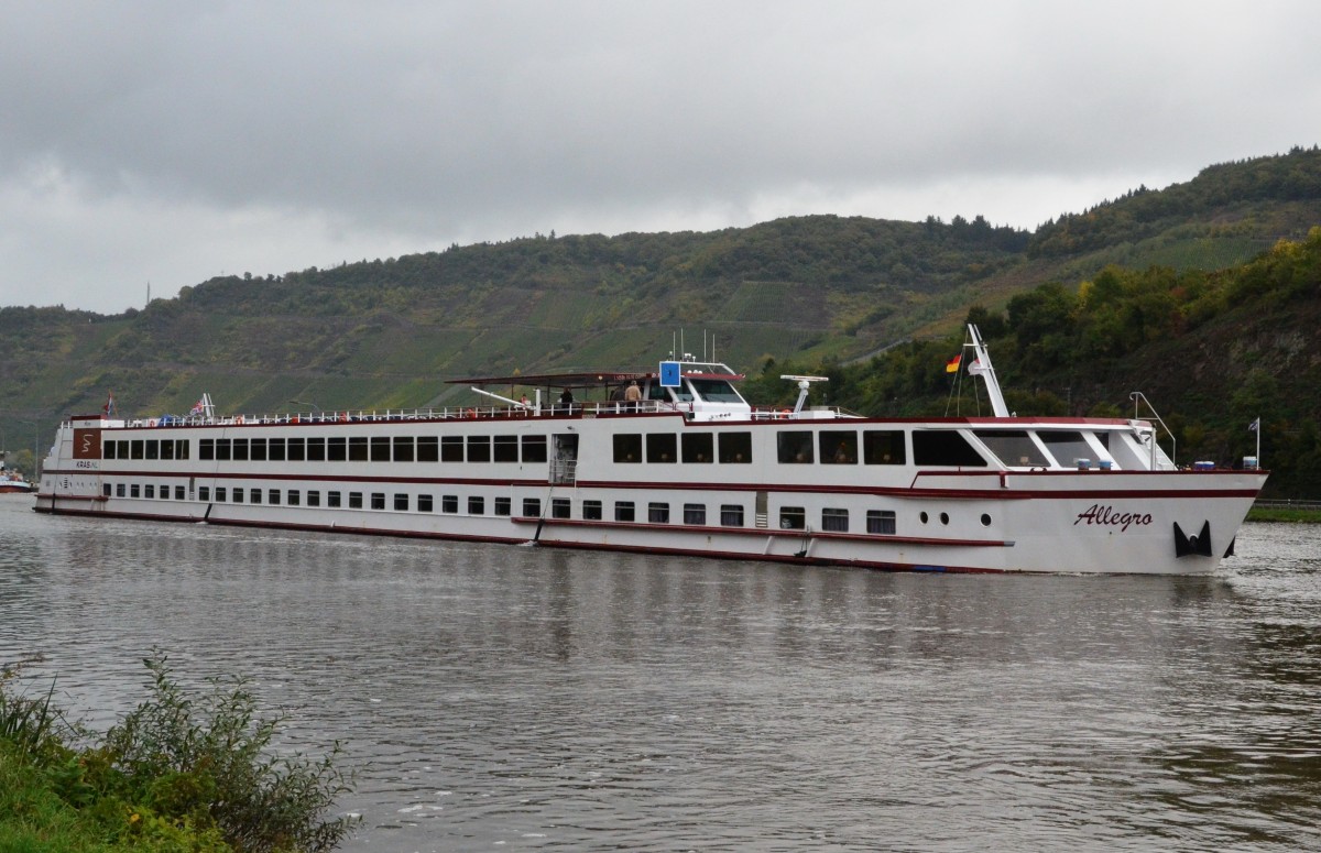 MS Alegro, ein Flusskreuzfahrschiff auf der Mosel am 10.10.2013 bei Sankt Aldegund beobachtet. L.105m,B.10.10m,Passagiere 150.
