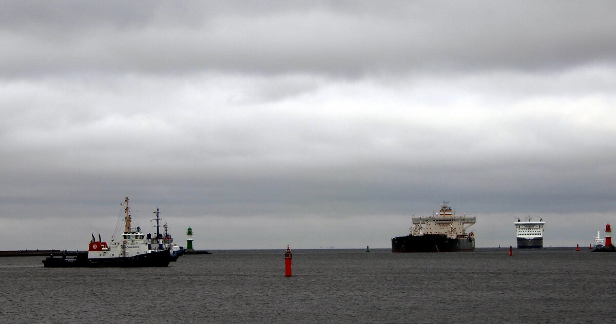 MS ALPES und MS Tinker Bell am 08.11.24 in Rostock