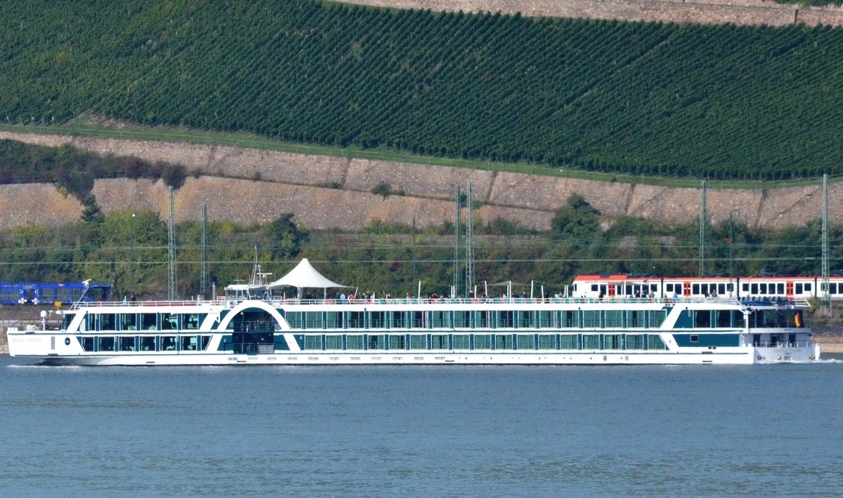 MS Amadeus Princess hat am 28.09.2013 den Anleger in Rdesheim verlassen und fhrt rheinabwrts. Technische Daten:  Baujahr 2006, Lnge 110m, Breite 11,40m, Tiefgang 1,30m, Hhe ber Wasser 5,85 m, Geschwindigkeit  25 km/h, Kabinen 78, Besatzungs-Mitglieder ca. 40, Passagiere etwa 160.