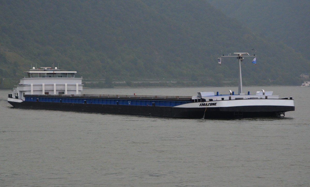 MS AMAZONE,  ein Binnenschiffer mit Kies beladen.  Lnge: 135m,  Breite: 15m, auf dem Rhein bei Marksburg vom 26.09.2013.