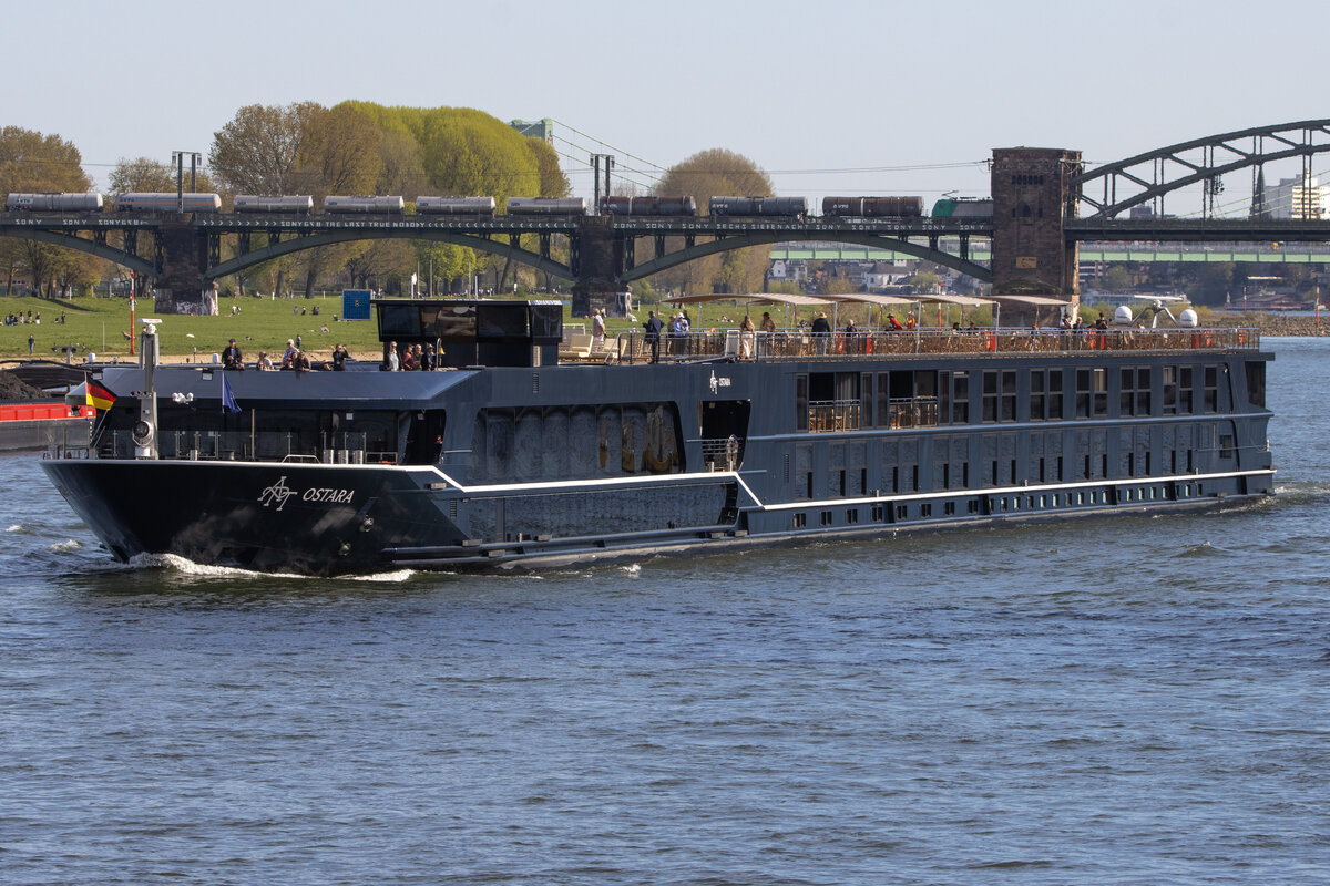 MS APT OSTARA (ENI: 02340633) auf dem Rhein vor der K�lner S�dbr�cke am 08.04.2026
