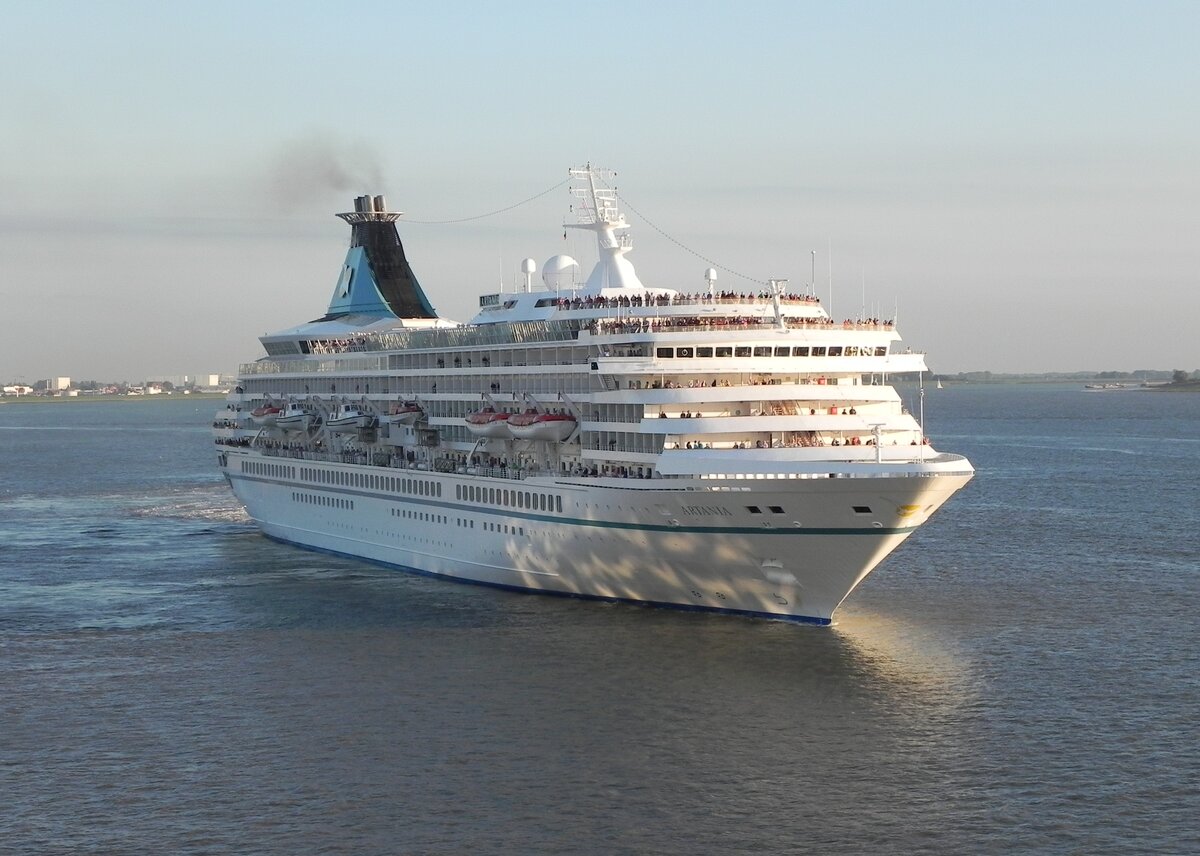 MS  Artania  am 08.08.2012 legt ab in Bremerhaven.