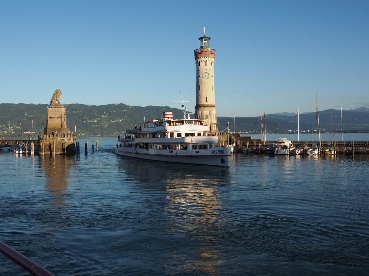 MS Austria im Bodensee fährt durch die Hafeneinfahrt Lindau ein, am 12.09.2019. Die MS Austria ist: ein Passagierschiff für Tagesausflüge; Heimathafen: Bregenz; Eigner seit 2006 Vorarlberg Lines; Bauwerft: Schiffswerft Korneuburg; Stapellauf 1939.
Länge 59,9m; Breite 11,2m; Tiefgang 1,95m; Verdrängung 458 t; Maschinenleiseun 1492 PS; Höchstgeschwindigkeit 17,12 kn (= 32 km/h); Zugelassene Passagierzahl 1200. (Info-Quelle: Wikipedia)