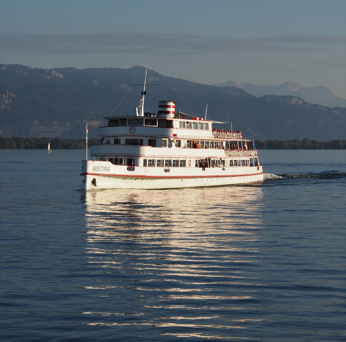 MS Austria im Bodensee vor Lindau am 12.09.2019. Die MS Austria ist: ein Passagierschiff für Tagesausflüge; Heimathafen: Bregenz; Eigner seit 2006 Vorarlberg Lines; Bauwerft: Schiffswerft Korneuburg; Stapellauf 1939.
Länge 59,9m; Breite 11,2m; Tiefgang 1,95m; Verdrängung 458 t; Maschinenleiseun 1492 PS; Höchstgeschwindigkeit 17,12 kn (= 32 km/h); Zugelassene Passagierzahl 1200. (Info-Quelle: Wikipedia)