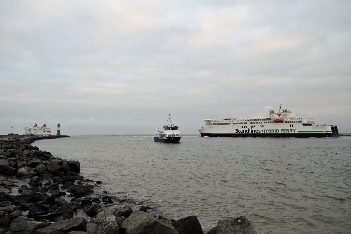 M/S Berlin auslaufend aus Rostock Überseehafen Richtung Gedser/DK. Links bereits außerhalb der Mole die M/F Mecklenburg-Vorpommern auf dem Weg nach Trelleborg/S. 13.12.2018.