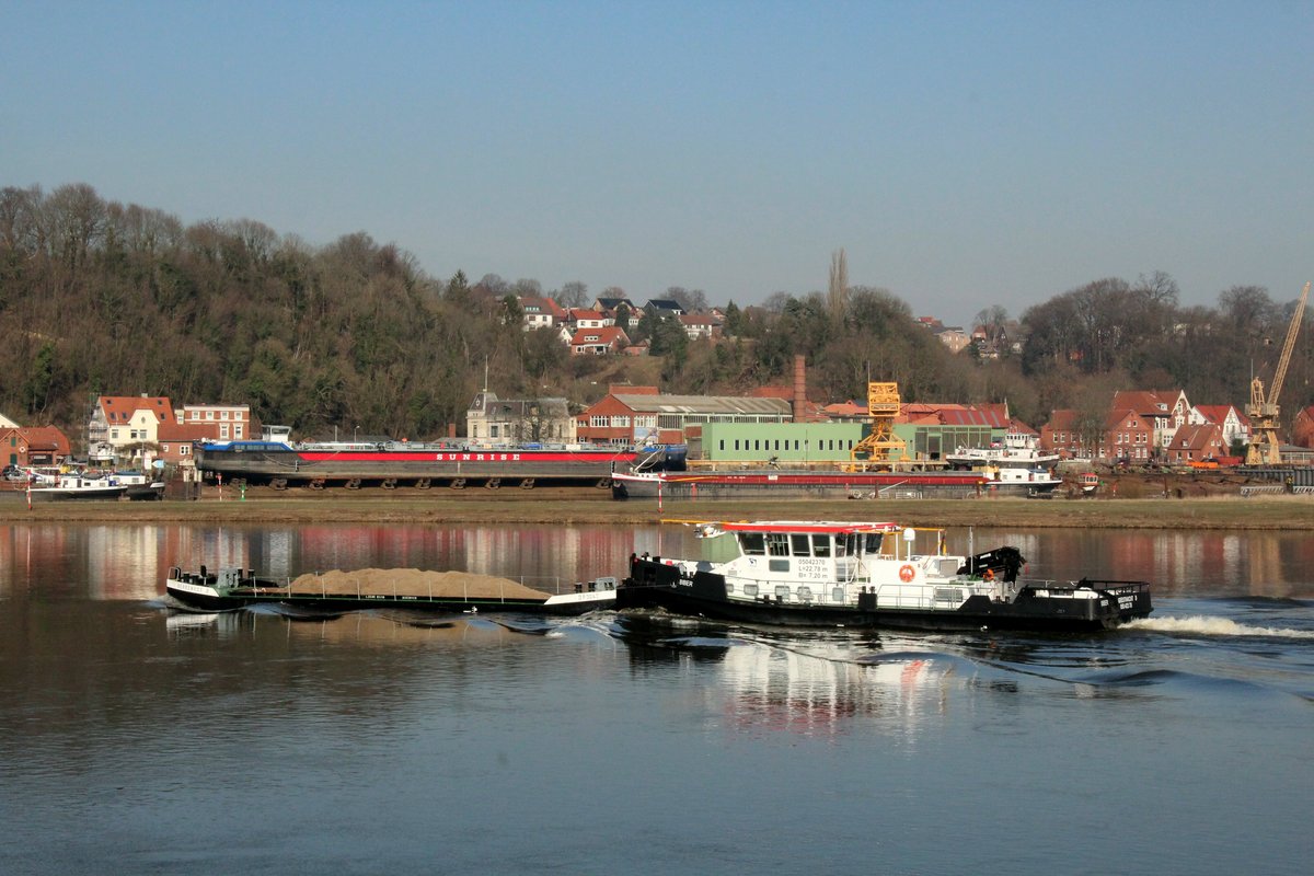 MS Biber (05042370 , 22,78 x 7,20m) von der WSV schob am 26.02.2019 den Leichter Herrenhof/DP 3042 (05030420 , 25,02 x 5,10) bei Hohnstorf auf der Elbe zu Tal. Im Hintergrund die Hitzler Werft in Lauenburg/Elbe. 