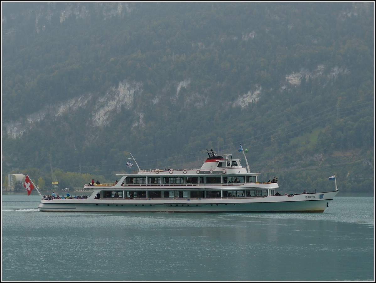 MS Brienz aufgenommen auf dem Brienzersee am 29.09.2013. (Fassungsvermgen 1000 Personen, Besatzung vier Mann, L 53 m, B 11 m, gebaut 1981 in der Bodan Werft in Kressbronn). 