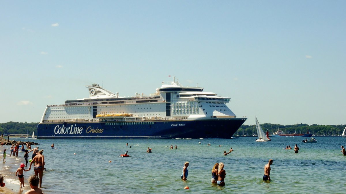 MS Color Magic von Color Line (Norwegen) auf dem Weg von Kiel nach Oslo. Aufgenommen am Heikendorfer Strand am 08. Juli 2018.