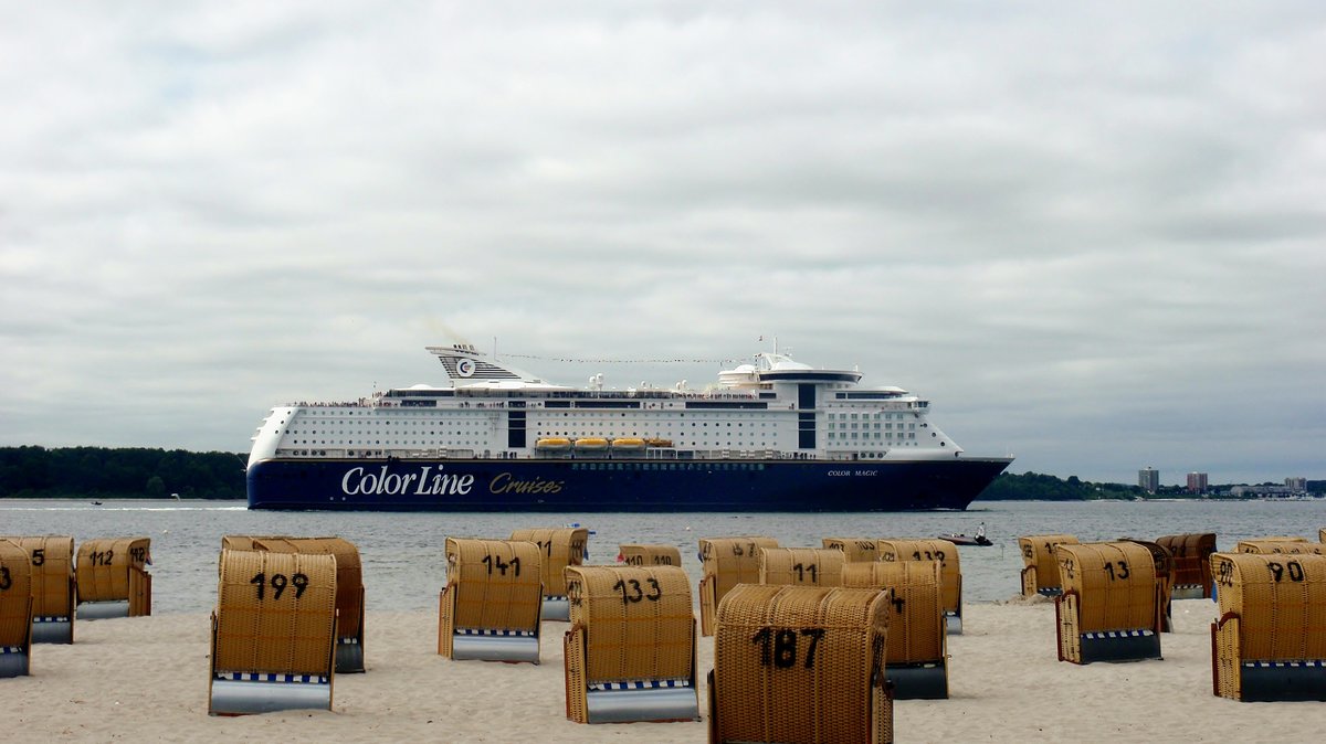 MS Color Magic fährt hinter Strandkörben nach Oslo. Aufgenommen am Strand von Laboe (in der Nähe von Kiel) am 04. Juli 2018.