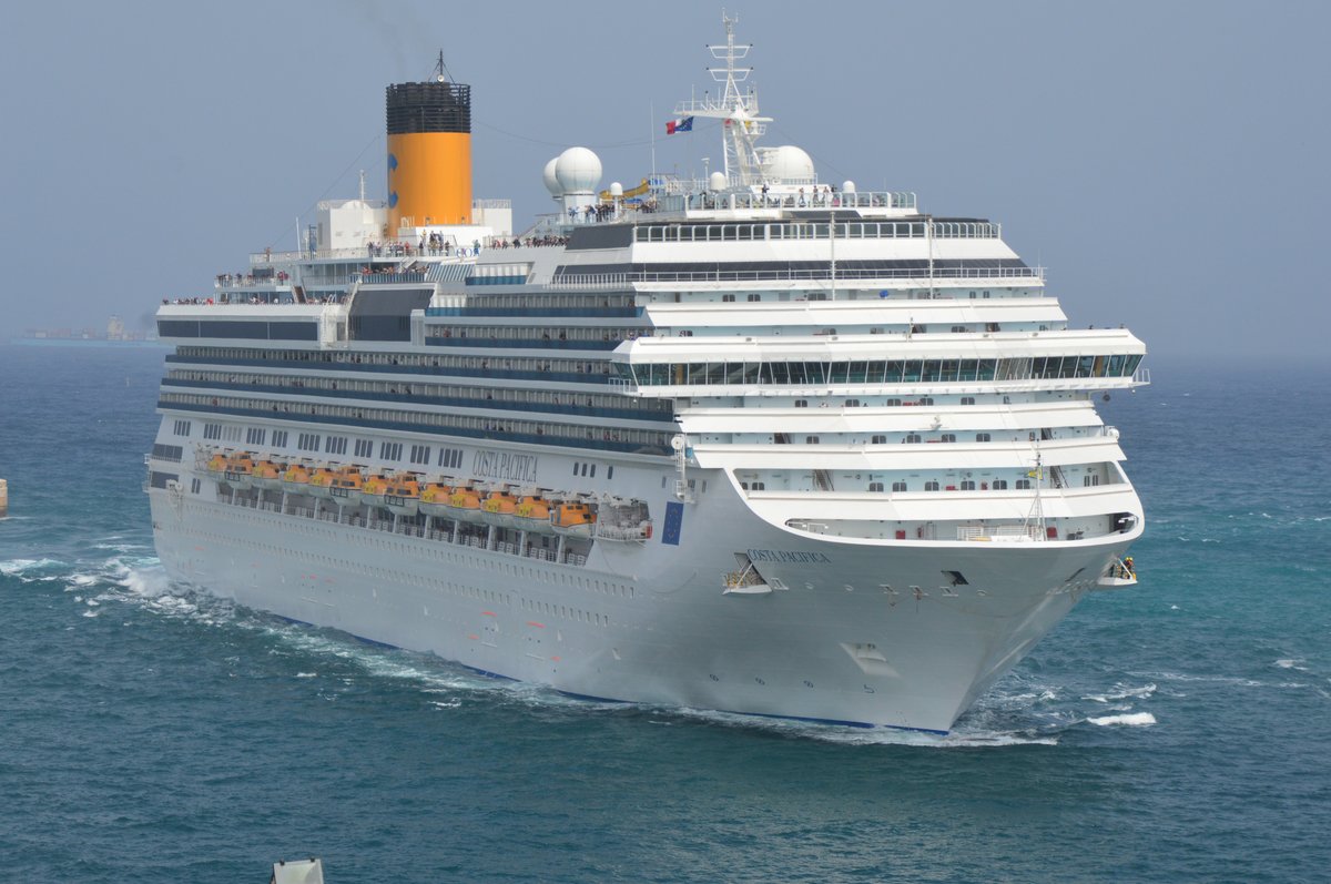 MS Costa Pacifica am 07.04.2016 in der Einfahrt zum Hafen Valletta (Malta).