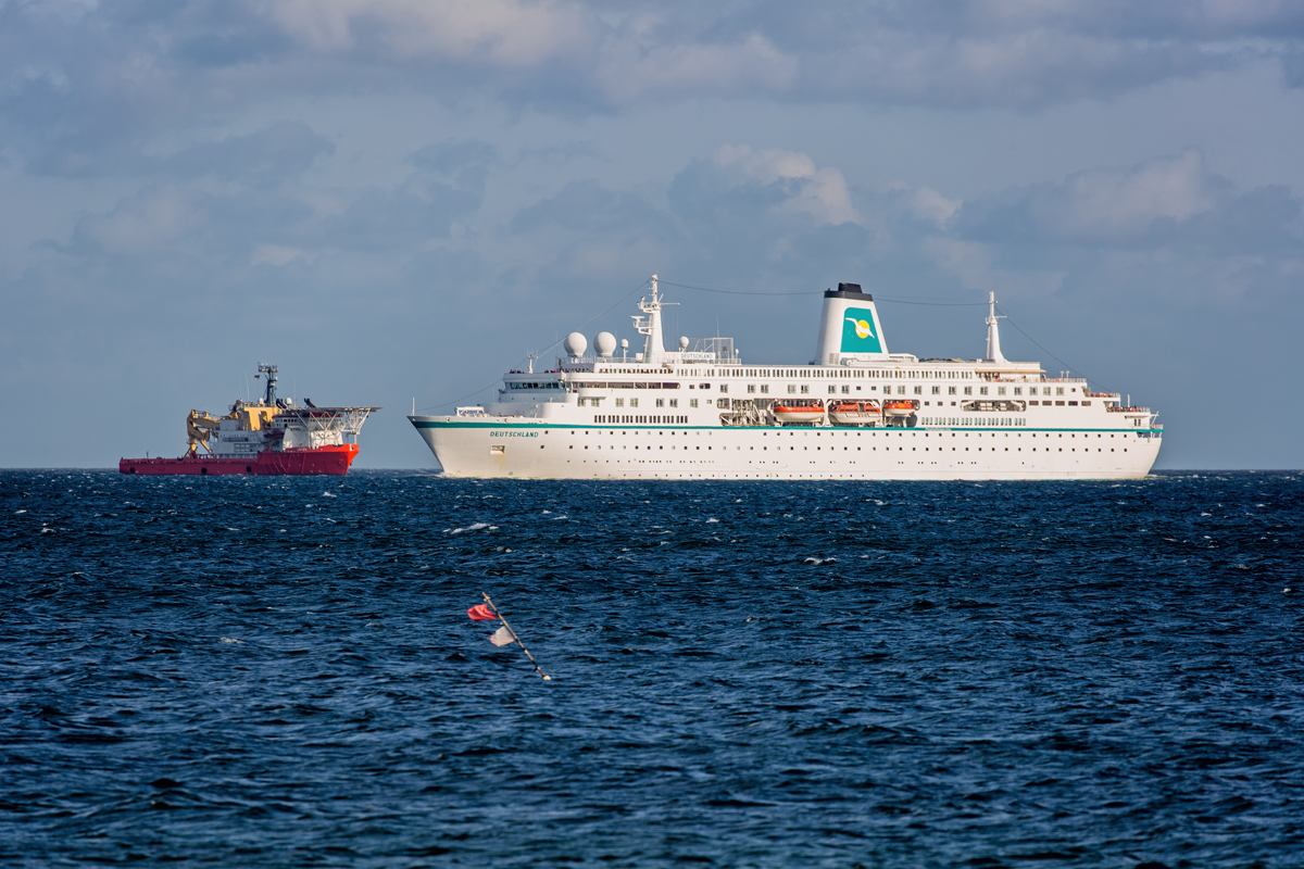 MS Deutschland auf der Ostsee vor Sassnitz, im Hintergrund ist die Atlantic Tonjer zu sehen. - 12.06.2017