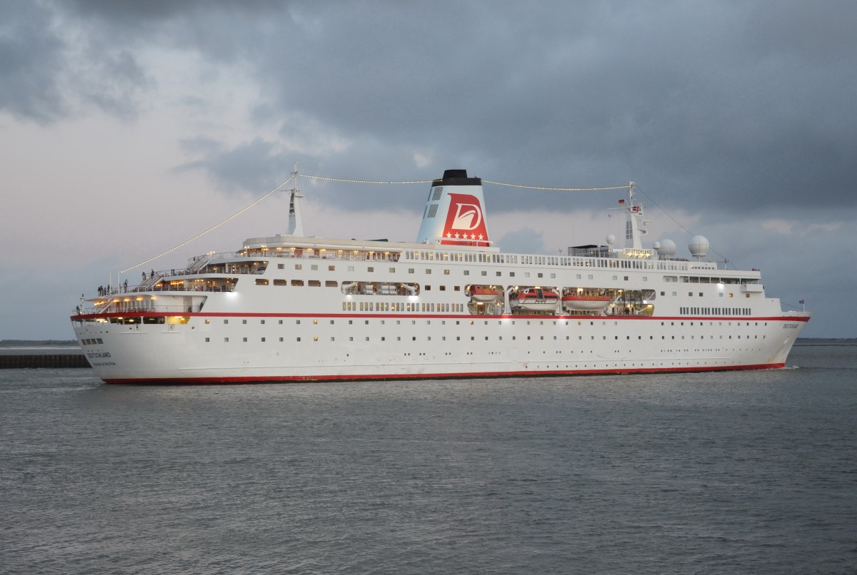 MS DEUTSCLAND, Kreuzfahrtschiff, hat gerade den Hafen von Esbjerg verlassen. Beobachtet am 13.06.2014. Heimathafen Neustadt in Holstein. IMO: 9141807, Baujahr: 1998, Lnge 175,49m, Breite 23,00m, Besatzung 280, Passagiere 520. 