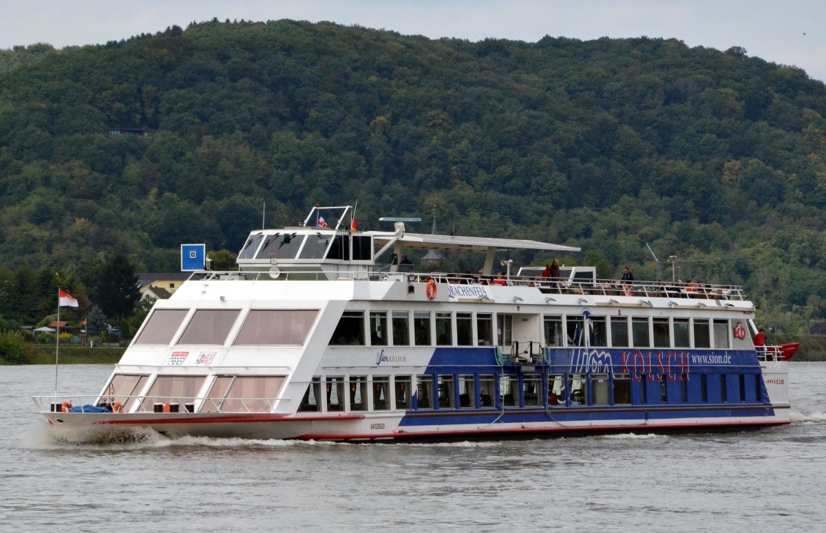 MS Drachenfels, ein Fahrgastschiff der K-D (Kln-Dsseldorfer) auf dem Rhein legt gerade am Anleger Unkel am 21.09.2013 an. Baujahr 1985, L. 65m, B. 8,70m, Passagiere bis 600.