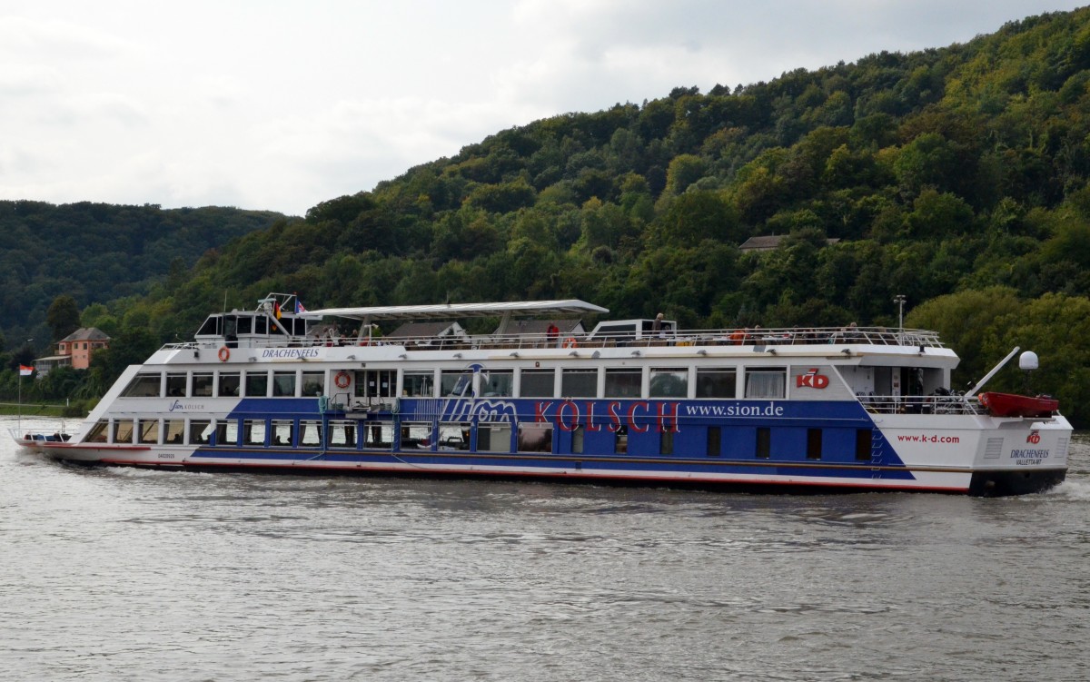 MS Drachenfels, ein Fahrgastschiff der K-D (Kln-Dsseldorfer) auf dem Rhein legt gerade am Anleger Unkel am 21.09.2013 an. Baujahr 1985, L. 65m, B. 8,70m, Passagiere bis 600.