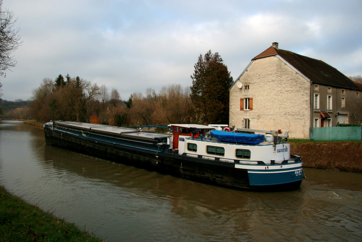 M/S  El Paso  im Canal entre Champagne et Bourgogne. Früher wurde der Kanal als  Canal de la Marne à la Saône  bezeichnet; 12.01.2014