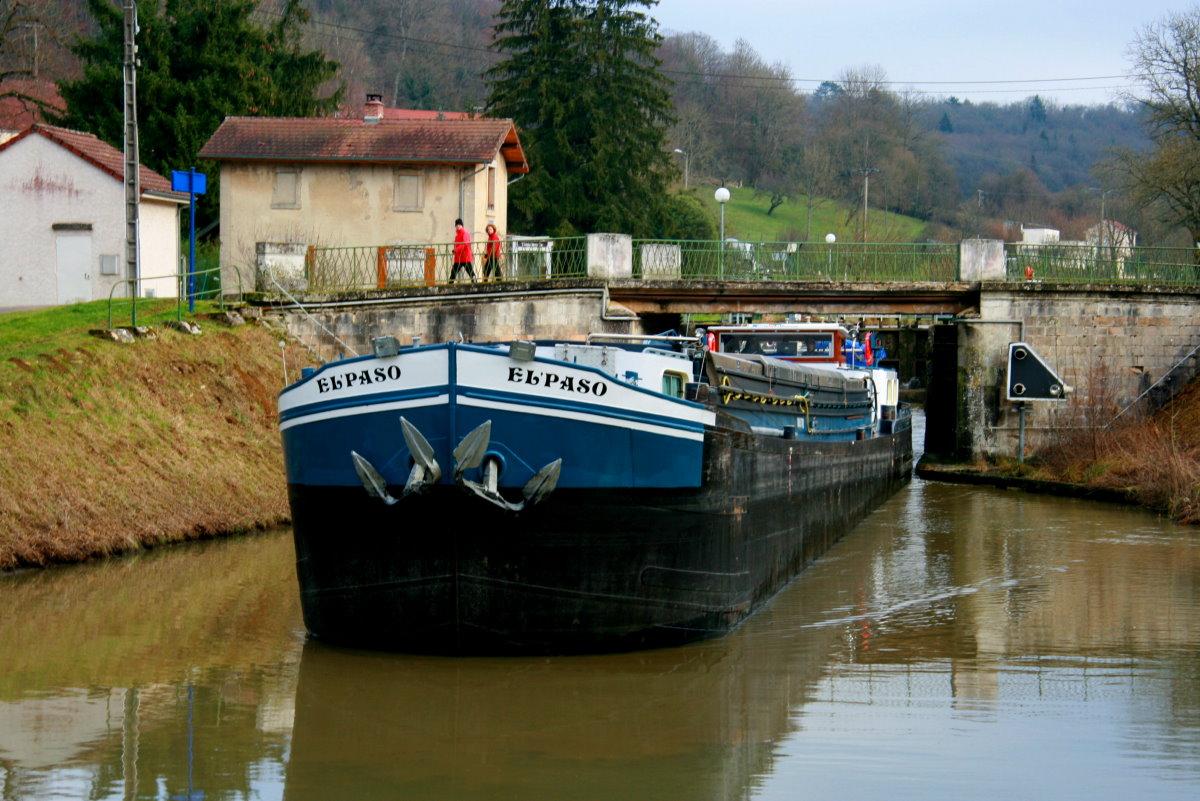 M/S  El Paso  in der Ecluse No. 12  Vesaignes  bei Chaumont am Canal entre Champagne et Bourgogne. Das Schiff hat die Schleuse verlassen und setzt seine Fahrt in Richtung Marne fort bis es an der nächsten Schleuse stoppen muss; 12.01.2014