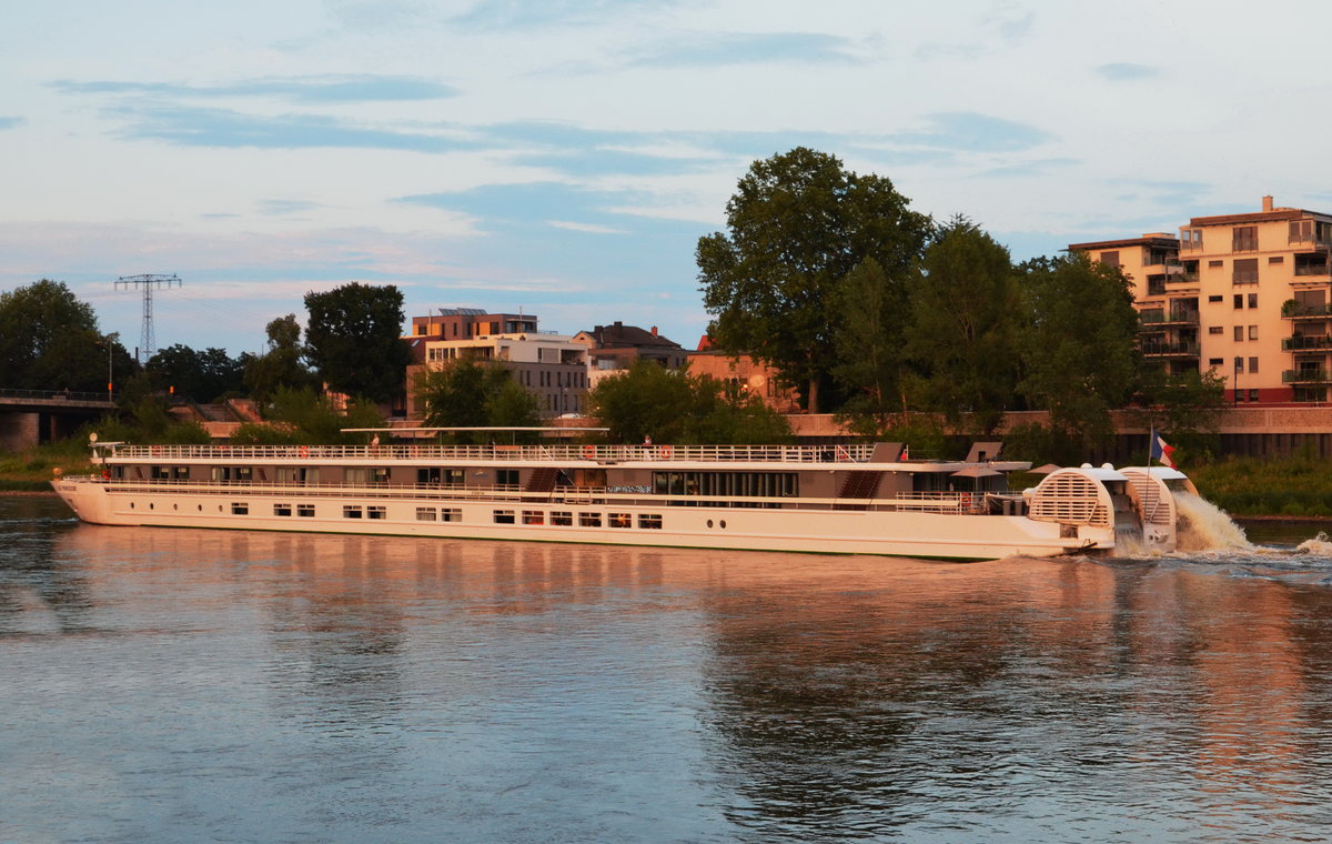 MS Elbe Princesse,  Flusskreuzfahrtschiff.  Bei Magdeburg abends gegen 21.30 Uhr zu Tal fahrend am 20.07.2017. Das Schiff ist 95,37 meter lang , Breite von 10.50 meter, nur 0,90 meter Tiefgang. Fhrt unter Franzsischer Flagge mit Heimathafen Straburg. Antrieb erfolgt ber zwei  starre Schaufelrder am Heck und zwei Omega Jet-Bugstrahlruder.  Besatzung 24, Platz fr 80 Passagiere. Bauwerft: STX France Saint Nazaire. Stapellauf: 2016. Wird zwischen Prag und Berlin eingesetzt.