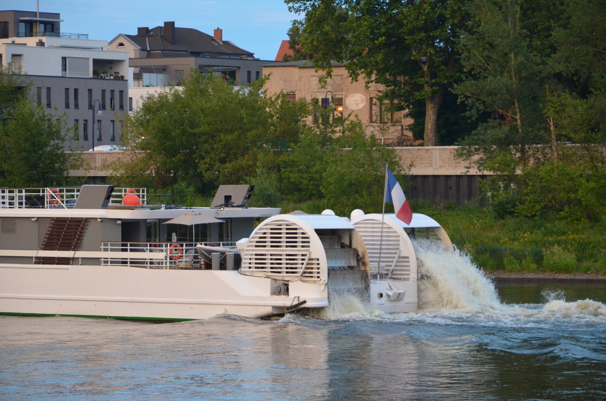 MS Elbe Princesse Flusskreuzfahrtschiff.  Hier das Heck mit zwei  starren Schaufelrdern Das Schiff ist 95,37 meter lang , Breite von 10.50 meter, nur 0,90 meter Tiefgang. Bei Magdeburg abends gegen 21.30 Uhr zu Tal fahrend am 20.07.2017.