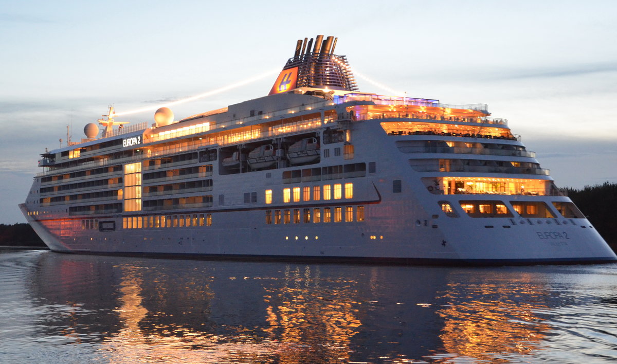 MS Europa 2, Kreuzfahrtschiff auf dem NOK. In der Abenddmmerung bei Burg Richtung Brunsbttel / Hamburg am 01.10.17. Bauwerft: STX France, Saint-Nazaire. 
In Dienststellung 10. Mai 2013, Lnge: 225,65 m, Breite 26,70 m, Passagiere 414, Besatzung 370, Heimathafen Valletta, IMO: 9616230.