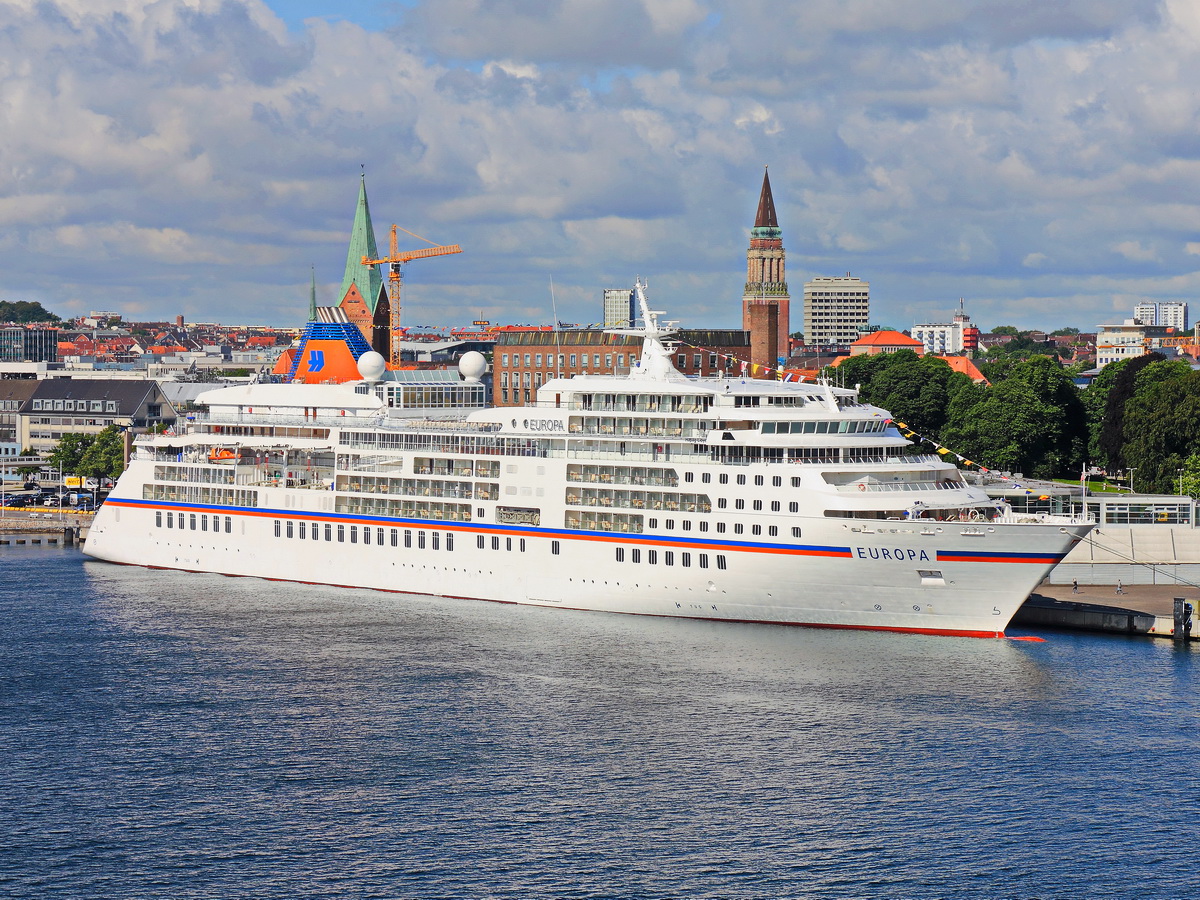  MS Europa  Kreuzfahtschiff gesehen vom Deck der Color Magic bei der Einfahrt in den Hafen von Kiel am 07. Juli 2016.