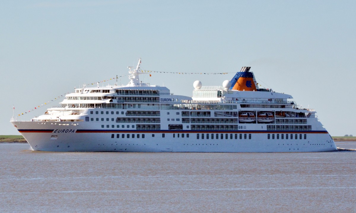 MS Europa Kreuzfahtschiff, wurde September 1999 in Dienst gestellt. Daten: L.: 198,5m, B.: 24.0m, T.: 6,3m, bei 21kn,  408 Passagiere auf 7 Decks, IMO 9183855. Am 30.09.15 bei Brockdorf einlaufend nach Hamburg beobachtet.