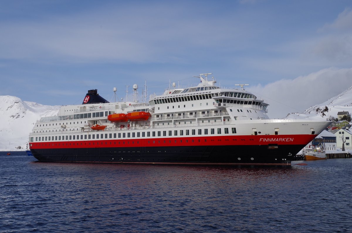 MS FINNMARKEN im Hafen von Honningsvag am 05.04.2013