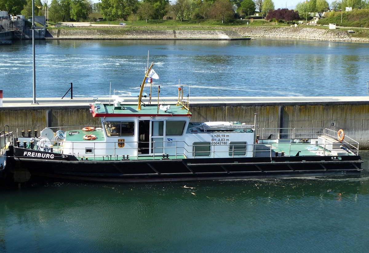 MS  Freiburg , liegt an der Altrheinschleuse bei Breisach, das Streckenaufsichts-und Arbeitsboot wurde 2011 in Dienst gestellt, April 2017