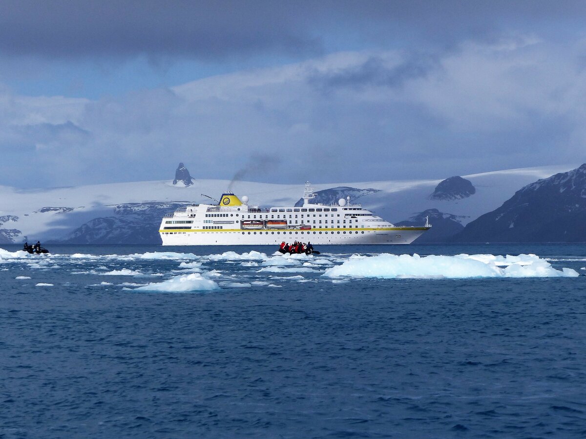 MS Hamburg in der Admirality Bay von King George Island am 7.1.2022 
Zu sehen auch zwei Zodiaks, welche die Passagiere zu den Landausflügen bringen. 