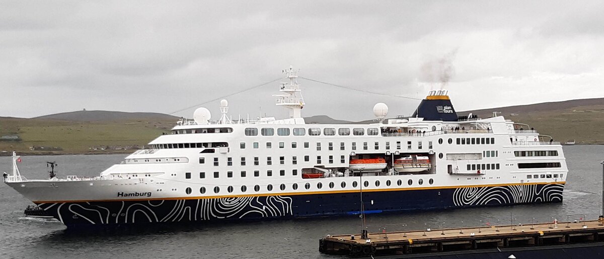 MS Hamburg IMO 9138329 am 02.08.26 im Hafen von Lerwick, Shetland Inseln, Schottland. Das 144m lange Kreuzfahrtschiff wurde auf der MTW Schiffswerft in Wismar gebaut und ist seit 2012 f�r Plantours Kreuzfahrten, eine Tochtergesellschaft des Eigners Ligabue Group, im Einsatz.
