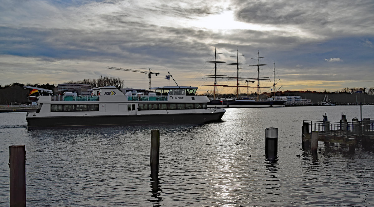 MS HANSE fährt an der Viermastbark PASSAT vorbei. Lübeck-Travemünde, 12.11.2017