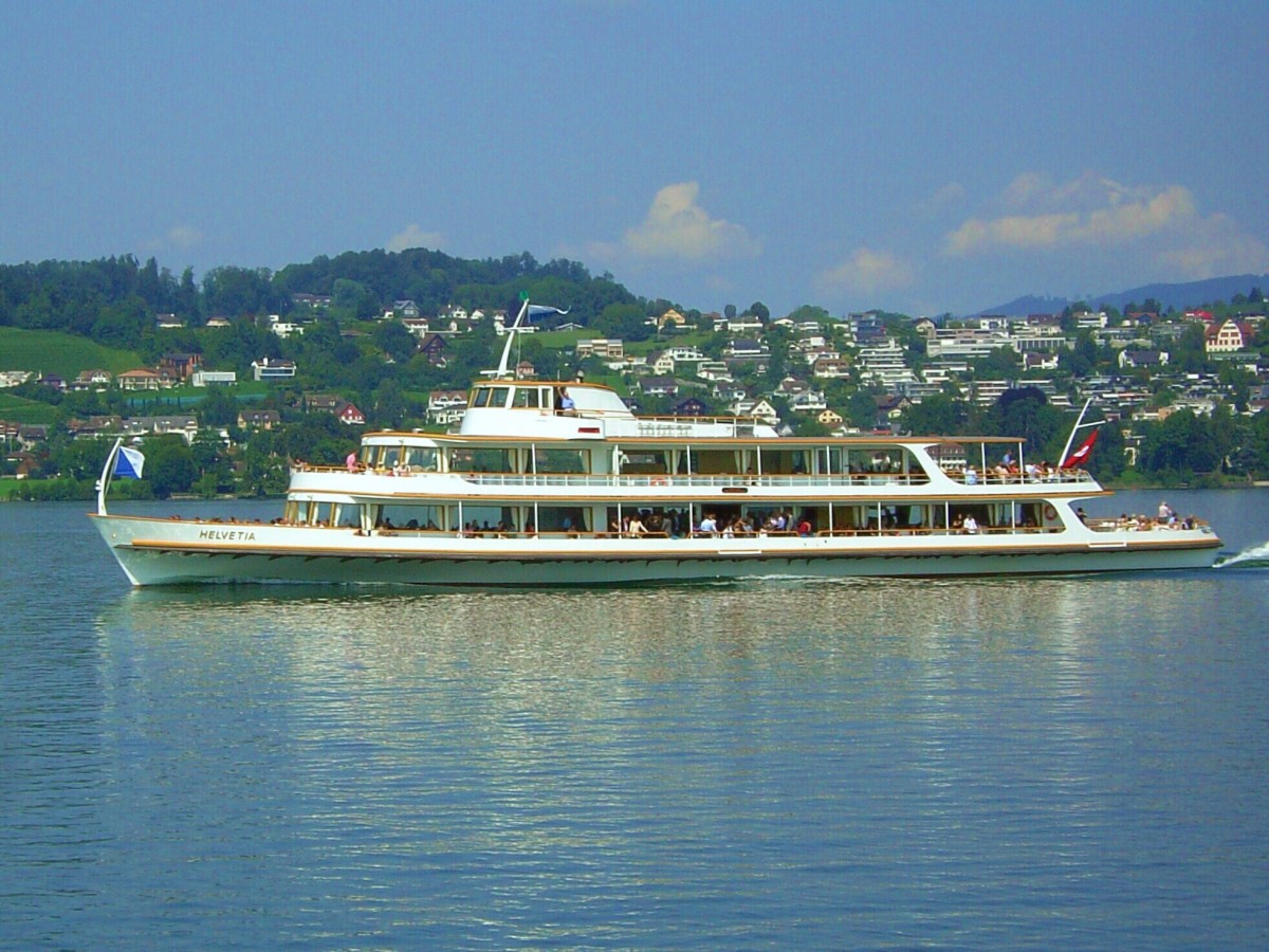 MS HELVETIA am oberen Zürichsee. (Der durch den Seedamm von Rapperswil abgegrenzte Seeteil zwischen Rapperswil und Schmerikon wird Obersee genannt) Eigner: Zürichsee-Schifffahrtsgesellschaft - 20.08.2010