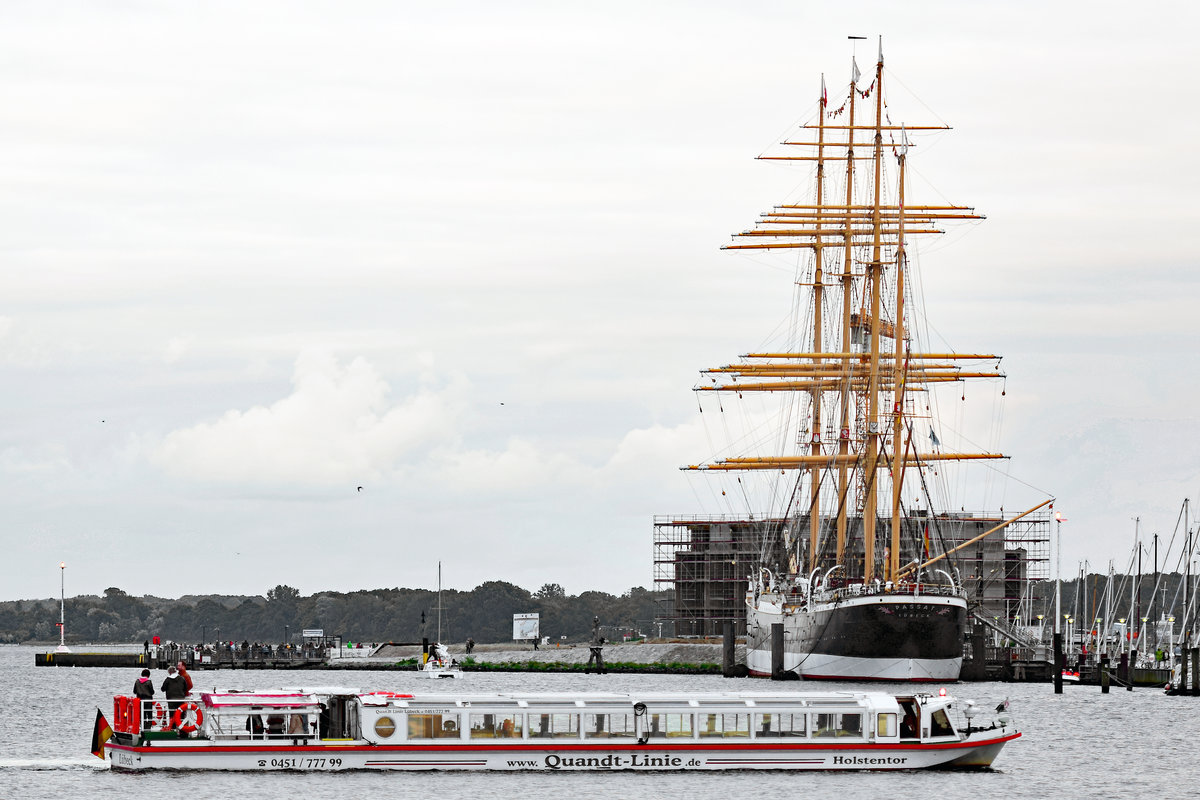 MS HOLSTENTOR der Quandt Linie am Abend des 15.07.2016 vor der in Lübeck-Travemünde liegenden Viermastbark PASSAT