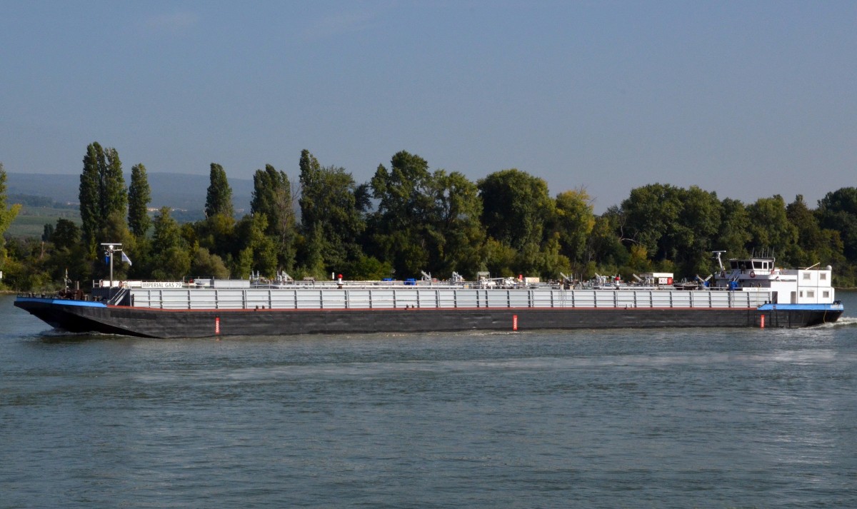 MS  IMPERIAL GAS 79,  ein Gastankschiff auf dem Rhein bei Rdesheim, beobachtet am 28.09.2013.  Seine Ex-Namen: VTG Gas 79, LRG Gas 79, Heimat Hamburg, Baujahr: 1971, Bauwerft: Ewald Berninghaus, Kln, Lnge: 106,40 m, Breite: 11,40 m, Tiefgang: 2,60 m, Tonnage: 1528 t.