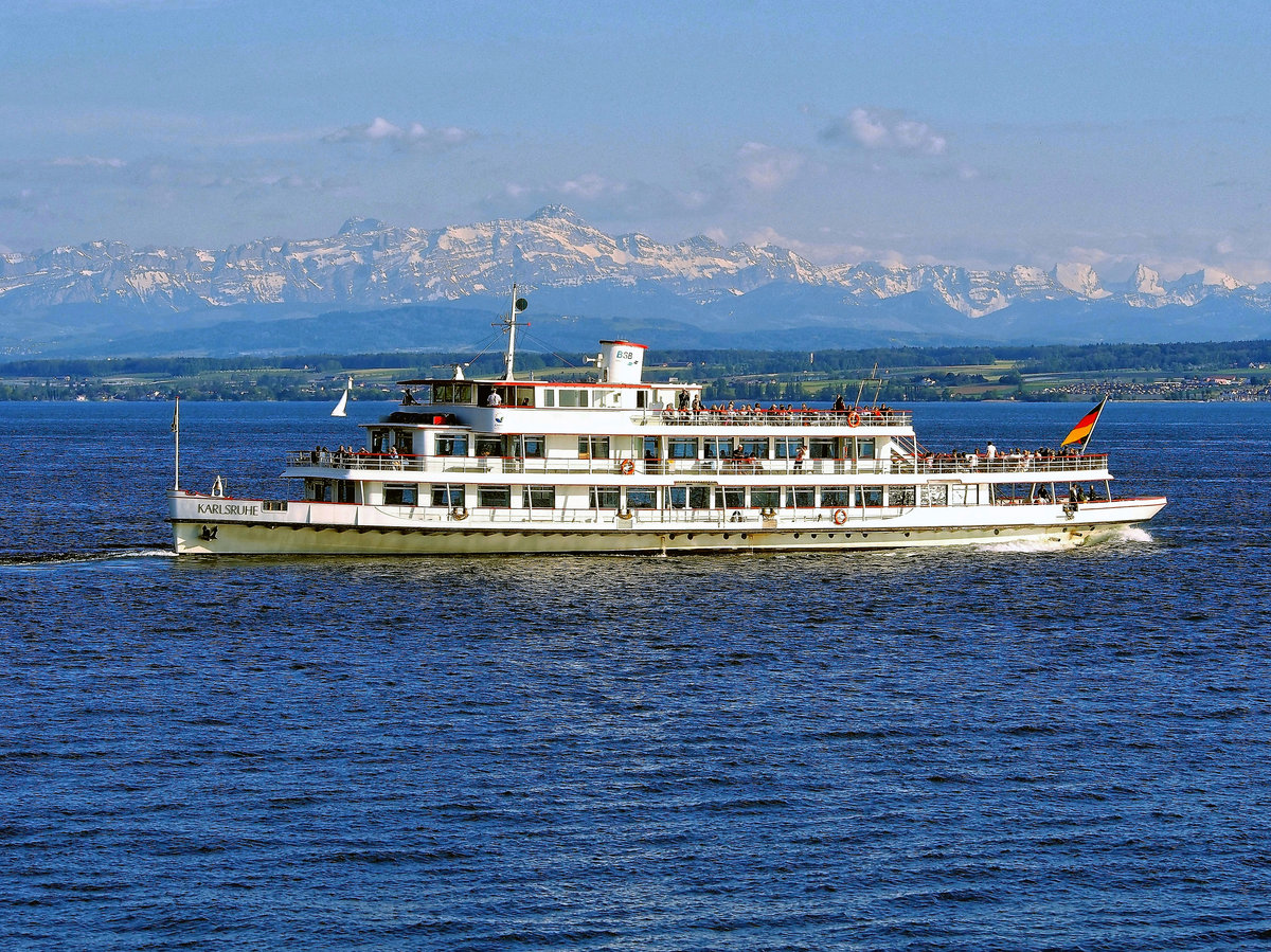 MS  Karlsruhe , Baujahr 1937, beim Auslaufen aus dem Meersburger Hafen vor der traumhaften Kulisse der Appenzeller Alpen mit dem schneebedeckten 2502 m hohen Säntis. (8. Mai 2016)