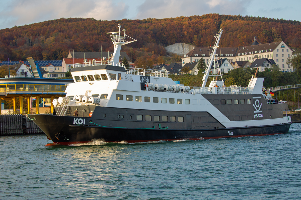 MS KOI (IMO 7928615) auf Höhe des Sassnitzer Glasbahnhofs mit herbstlichem Hintergrund auf der Fahrt zum Ostseebad Binz. - 28.10.2020

