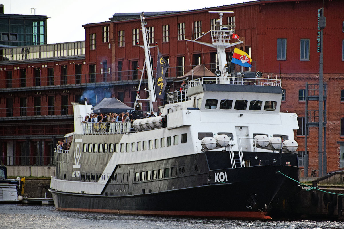 MS KOI (IMO 7928615), Baujahr 1980, wurde im Frühjahr 2014 zum Veranstaltungsschiff umgebaut und fährt nun als Event- und Partyschiff auf Nord- und Ostsee. Das Schiff wurde in der Husumer Schiffswerft gebaut. Zeitweise war es als Fähre in Dänemark unterwegs und wurde bei zahlreichen Törns auch zum beliebten zollfreien Einkauf genutzt. Seit dem Jahr 2005 gehört das Fahrzeug zur Reederei Adler-Schiffe und fuhr dort bis zu seinem Umbau unter dem Namen „Adler-Dania“ als Ausflugsschiff. Länge 53,60 Meter, Breite 10,10 Meter, Platz für 550 Fahrgäste. Aufnahme vom 19.08.2017 im Hafen von Lübeck