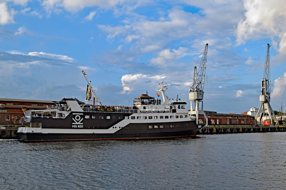 MS KOI (IMO 7928615), Baujahr 1980, wurde im Frühjahr 2014 zum Veranstaltungsschiff umgebaut und fährt nun als Event- und Partyschiff auf Nord- und Ostsee. Das Schiff wurde in der Husumer Schiffswerft gebaut. Zeitweise war es als Fähre in Dänemark unterwegs und wurde bei zahlreichen Törns auch zum beliebten zollfreien Einkauf genutzt. Seit dem Jahr 2005 gehört das Fahrzeug zur Reederei Adler-Schiffe und fuhr dort bis zu seinem Umbau unter dem Namen „Adler-Dania“ als Ausflugsschiff. Länge 53,60 Meter, Breite 10,10 Meter, Platz für 550 Fahrgäste. Aufnahme vom 19.08.2017 im Hafen von Lübeck, Höhe Media Docks.