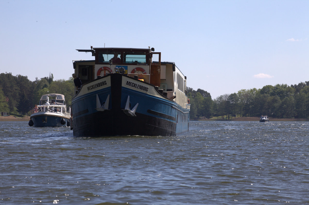 MS  Mecklenburg2 nähert sich der Schleuse Diemitz und wird als Schiff der Berufsschiffahrt vorrangig stromauf geschleust.10.05.2016 12:02 Uhr.