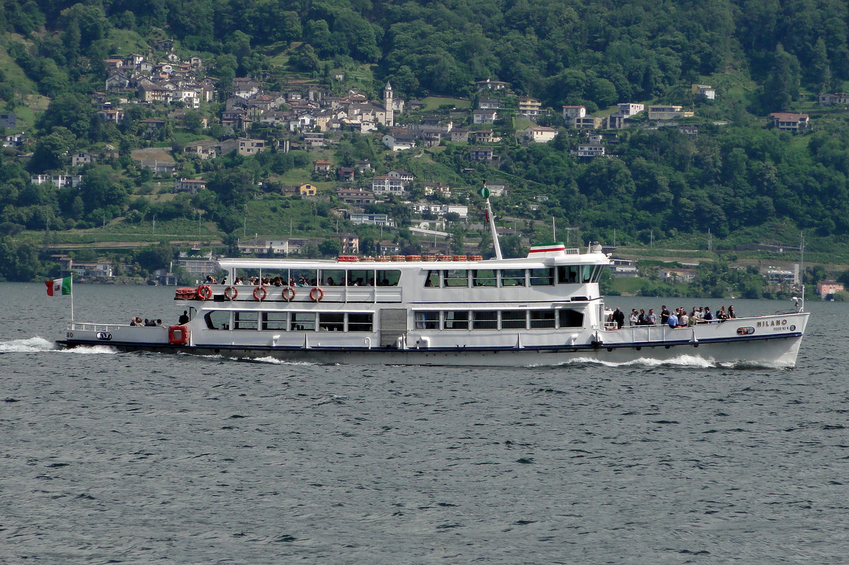 MS Milano (Navigazione Lago Maggiore) in der Nähe der Brisago Inseln. Das 1952 gebaute Schiff ist von Moncalvi Meter in Pavia gebaut worden. Es ist 39.25 m lang und fasst max. 350 Passagiere. 01.06.2016.