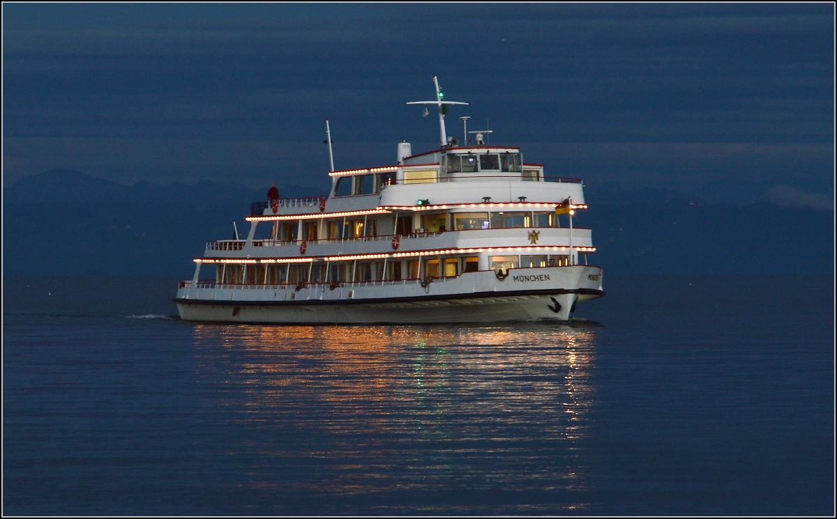 MS München kurz vor Ankunft in Konstanz während sich der Abend weigert, rot zu werden und direkt in die blaue Stunde mündet. Oktober 2015.