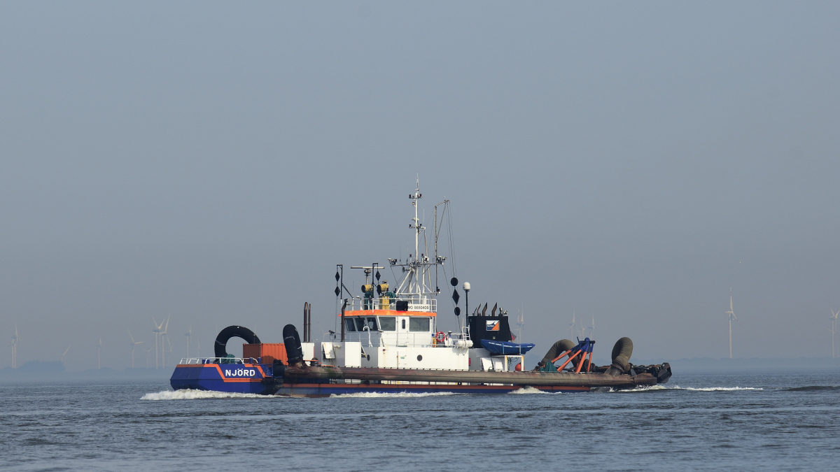 MS NJÖRD, Cuxhaven, Saugbagger und Wasserinjektionsfahrzeug in der Unterelbe am 15.09.2020