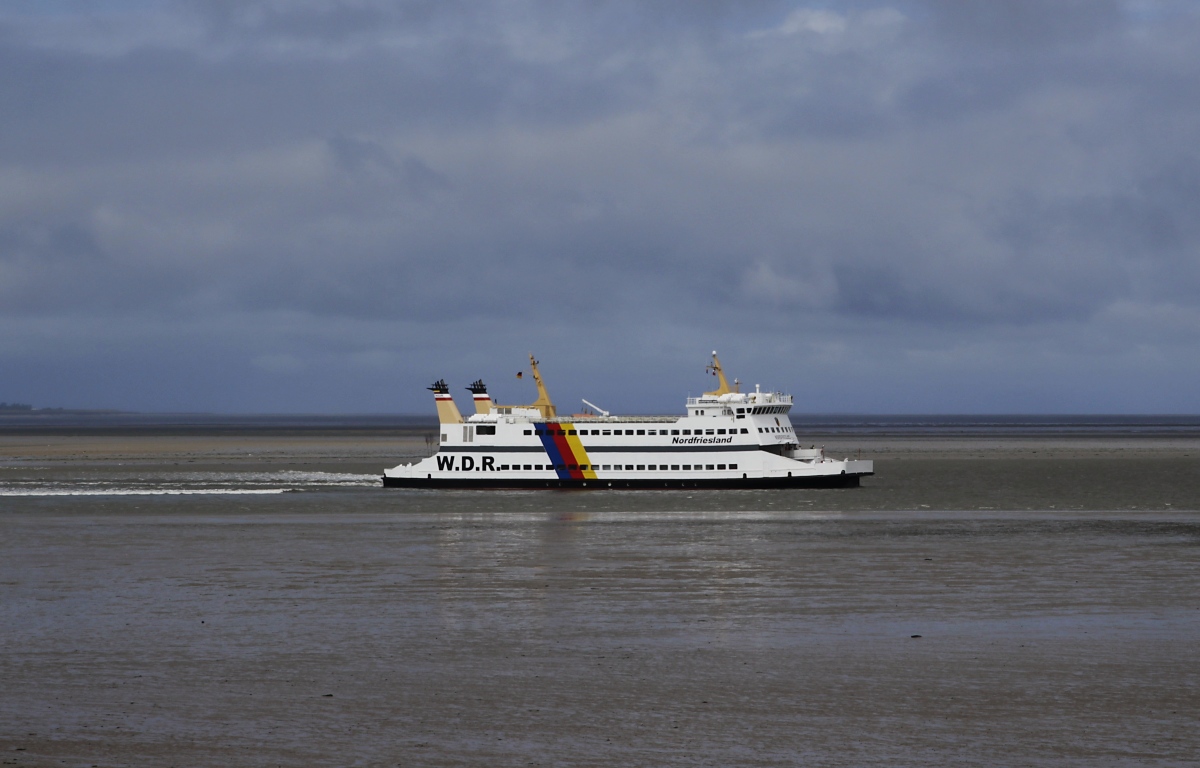 MS Nordfriesland der Wyker Dampfschiffahrts-Reederei Föhr-Amrum (Husumer Schiffswerft, Indienststellung 28.03.1995, 67,84 x 14,80 m, Tiefgang 1,96 m, 2.290 BRZ, 12,5 kn, 2040 kW) am 05.07.2019 in Dagebüll