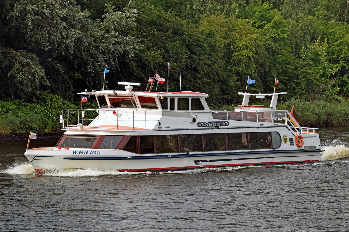MS NORDLAND (ENI 05114730) der Koenemann-Schifffahrt am 29.07.2017 auf der Trave in Fahrtrichtung Lübeck