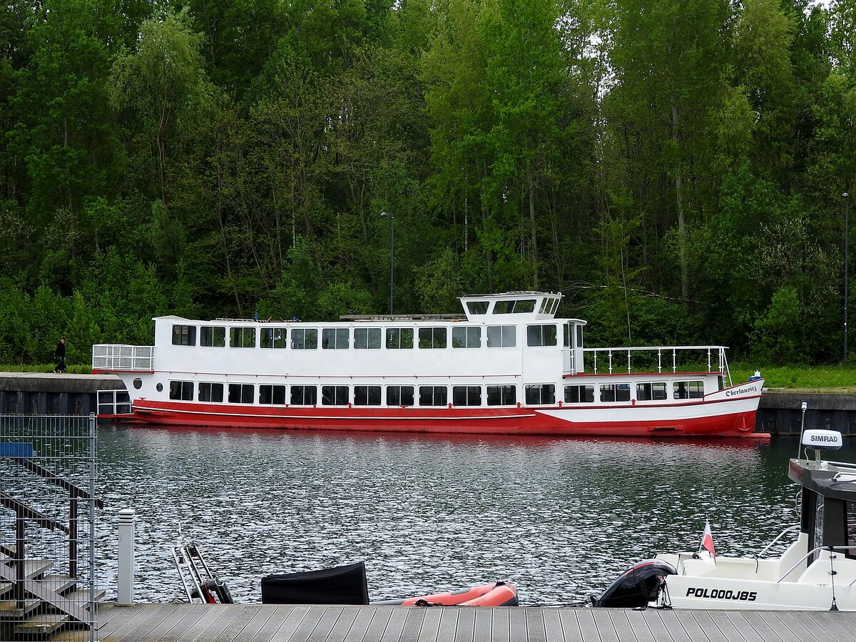 MS-Oberlaussitz (ENI:04603690;L=29,7m; B=4,82m; Leistung 325PS; max.200 Passagiere) hatte 1932 in Speyer ihren Stapellauf, und ist nun seit 2017 am Berzdorfer-See (Hafen-Görlitz) beheimatet, 250508