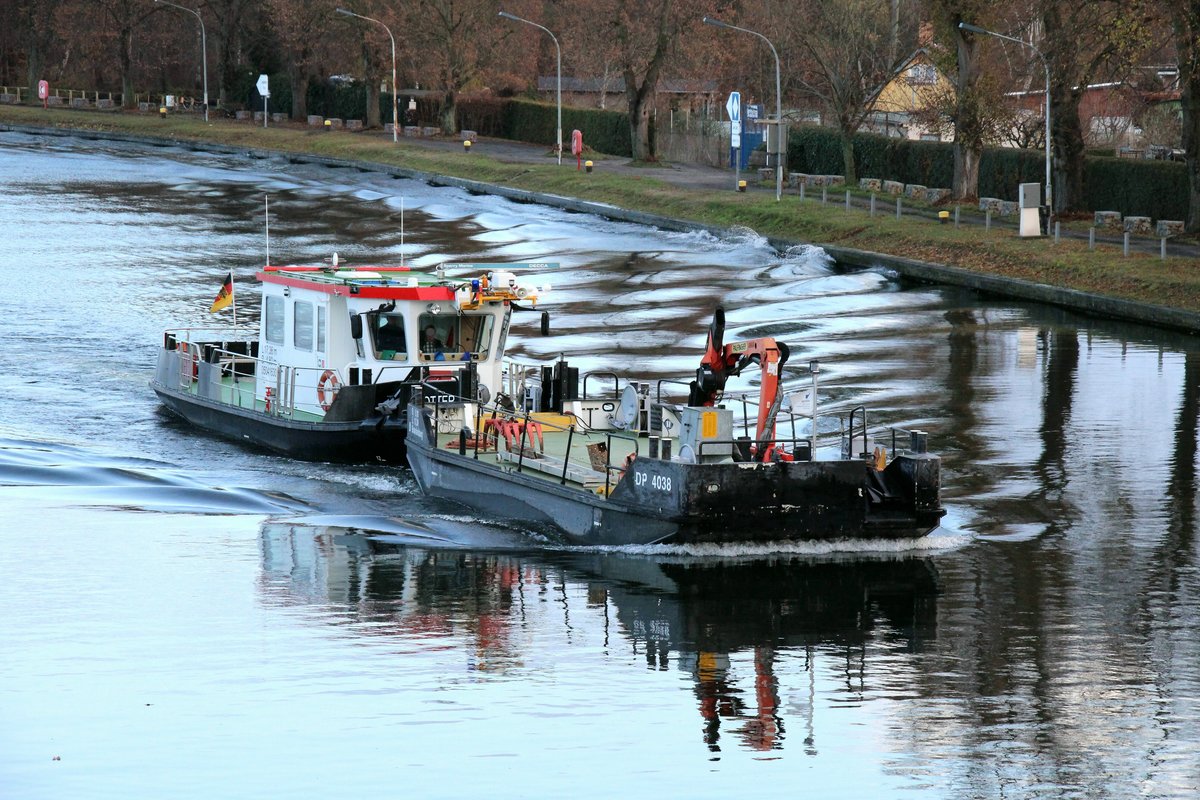 MS Otter (05041630 , 17,36 x 4,80m) vom WSA Brandenburg schob am 03.12.2018 den Arbeitsponton DP1038 (13,39 x 5,10m) in die Südkammer der Vorstadtschleuse Brandenburg/Havel zur Talschleusung.