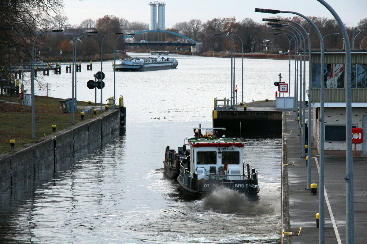 MS Otter (05041630) hat gleich Grün nach der Talschleusung in der Südkammer der Vorstadtschleuse Brandenburg/Havel und macht sich auf den Weg. 